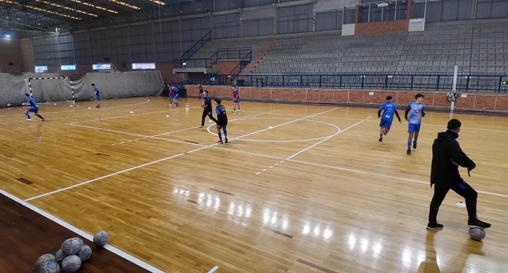 APAFUTの屋内コートで練習を行う選手たち