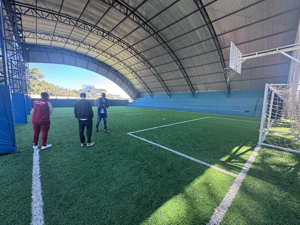 Academia de Futebol Paulo Mirandaの屋根付き人工芝コート内部