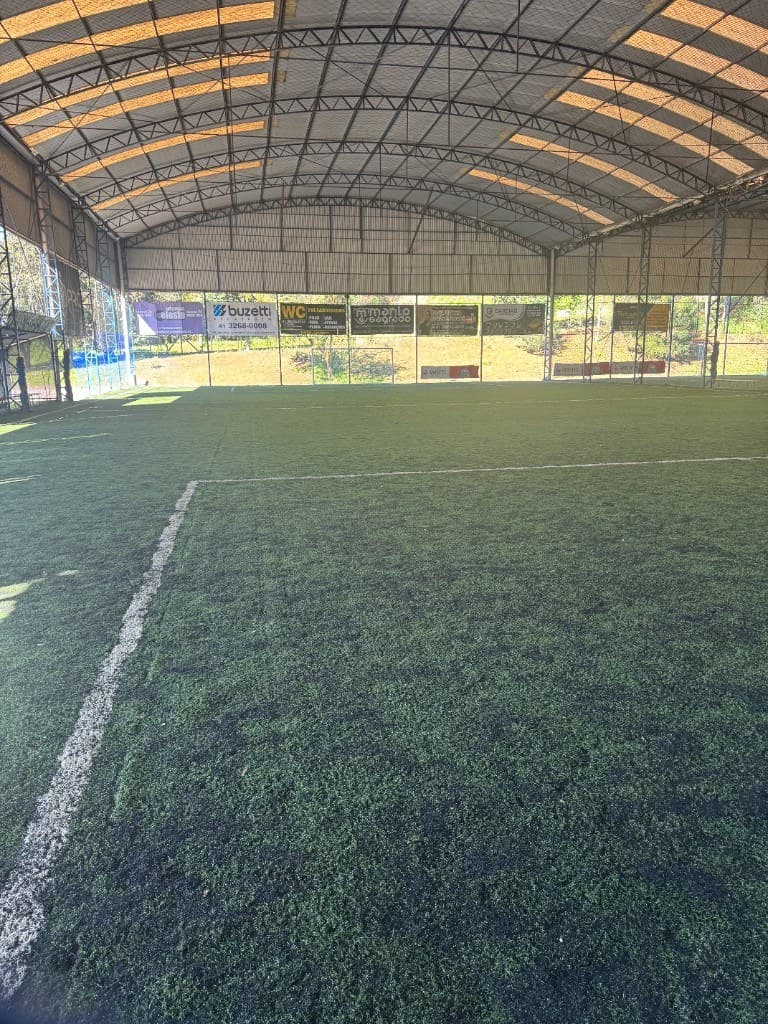 Academia de Futebol Paulo Mirandaの屋根付き人工芝コート
